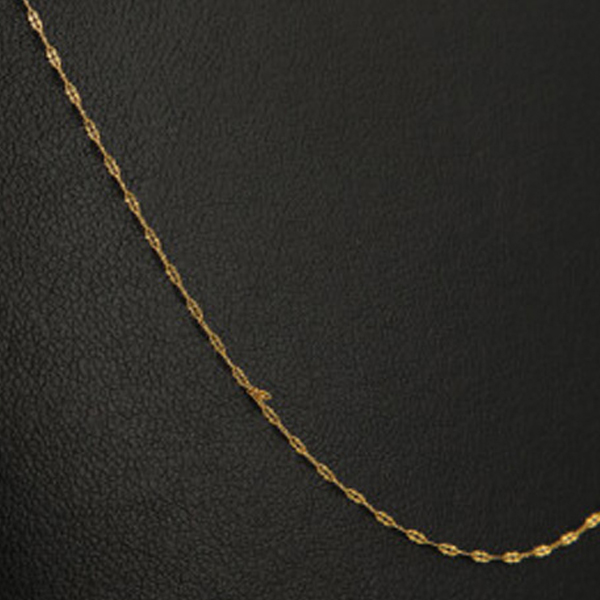 高級素材、純金を使用
四葉クローバーのパーツで組み上げたネックレス！