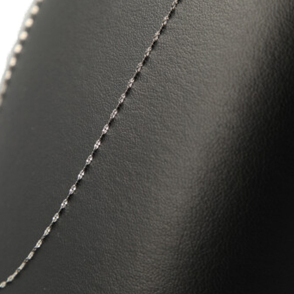 高級素材、純プラチナを使用
四葉のクローバーのパーツで組み上げたネックレス