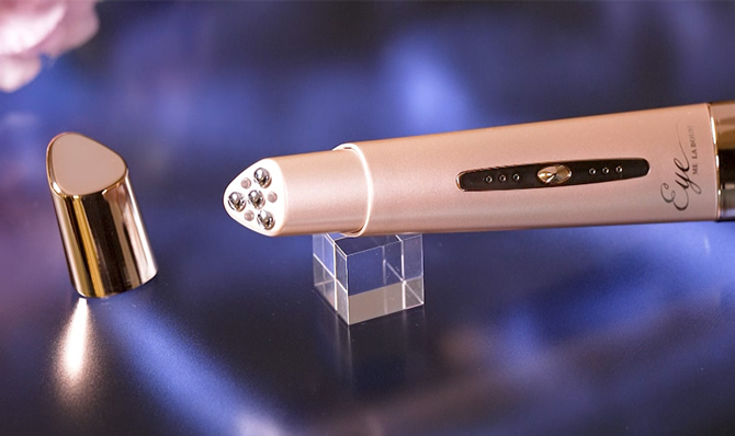 眼輪筋をピンポイントでケアできるように、
IKKOさんのこだわりが凝縮されたMEラボンアイ