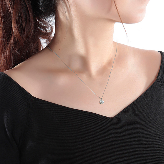 最高評価のエクセレントカットの大粒ダイヤを使用した贅沢なプラチナダイヤペンダント