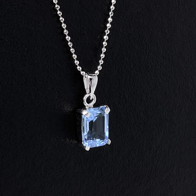 11月の誕生石でもある美しいブルーの
1.8ctブルートパーズペンダント