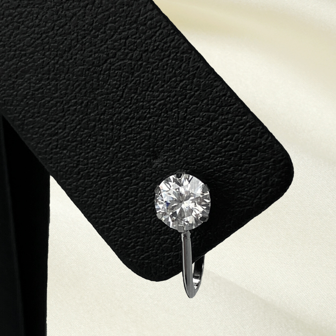 計1ct（両耳）のモアサナイトを贅沢に使用