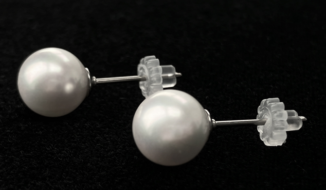 フォーマルから日常まで
顔周りを明るく彩る