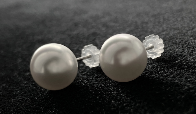 フォーマルから日常まで
顔周りを明るく彩る