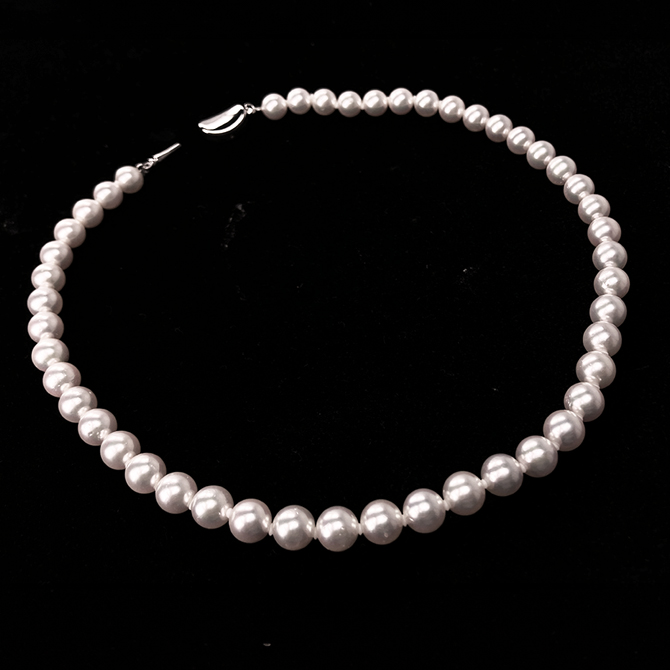 カラーは、肌を綺麗に見せてくれる「ホワイトピンク系」