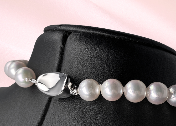 留め具は、オーバル型のワンプッシュ式クラスプで
簡単に装着できます