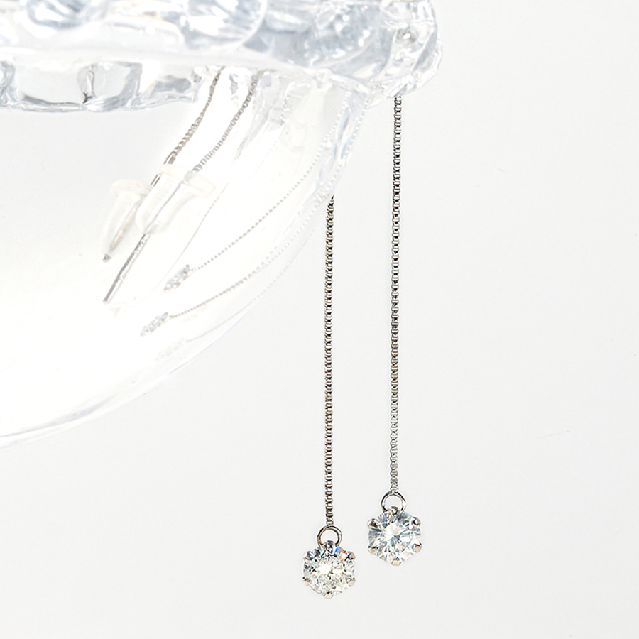 美しく輝く
ダイヤチェーンピアス