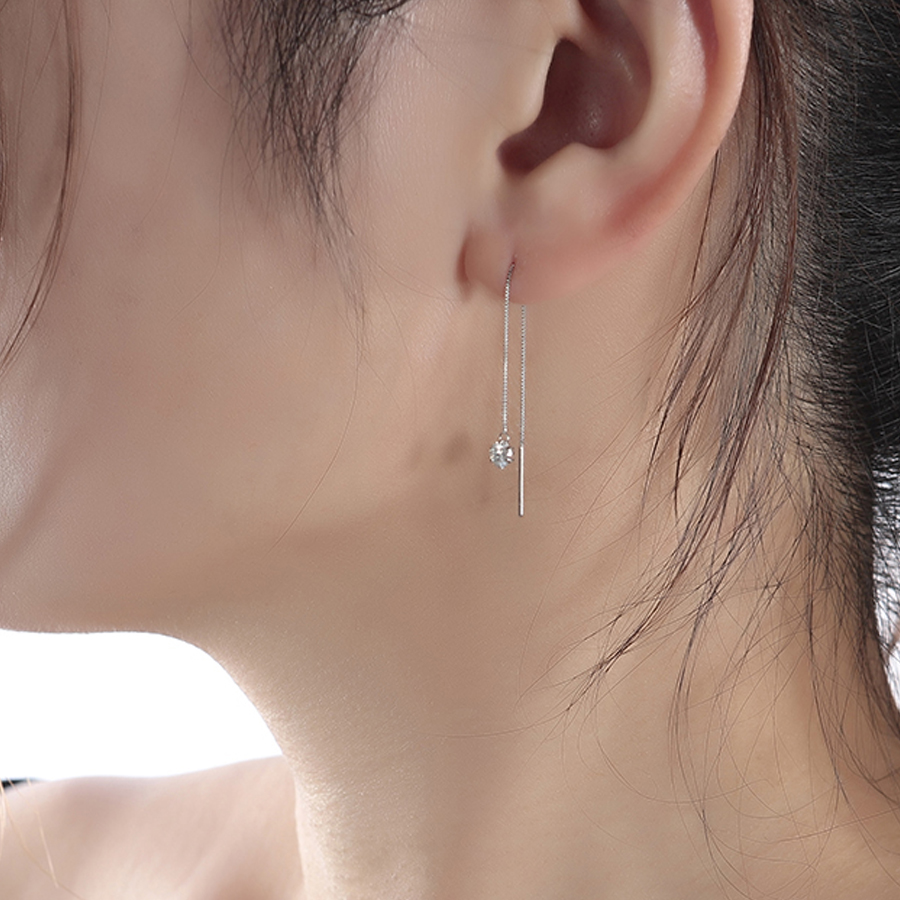 ふとした仕草で艶やかに揺れるダイヤの煌めき