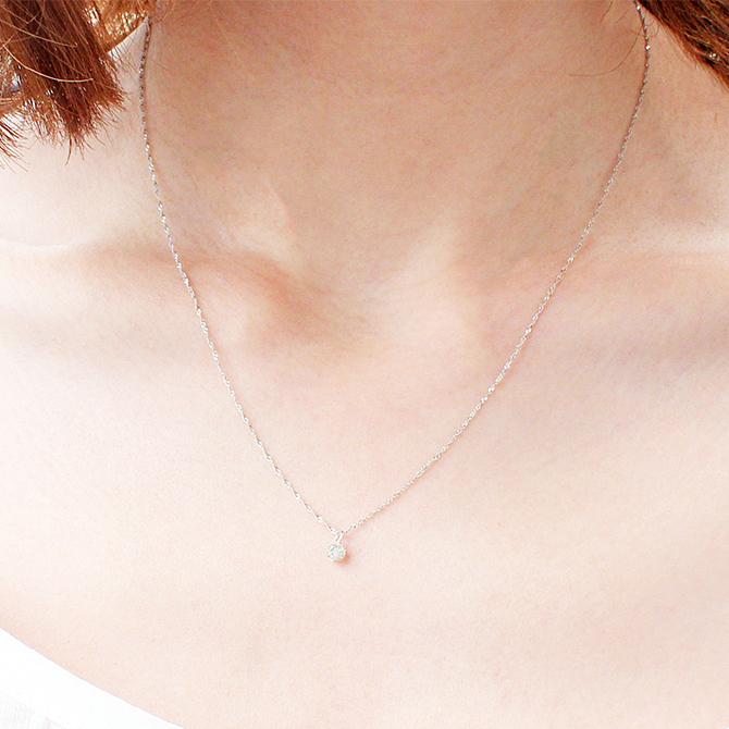 トップに純プラチナを使用した上品な一粒石ダイヤペンダント