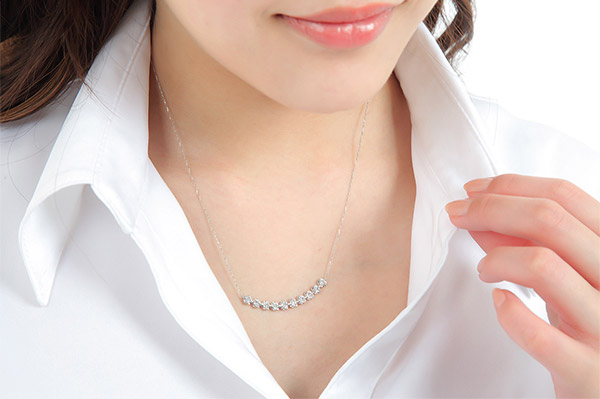 華やかさがアップする人気のダイヤラインネックレス