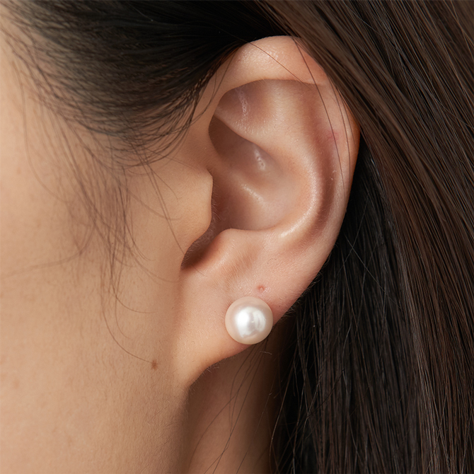 贅沢な真珠ピアス。