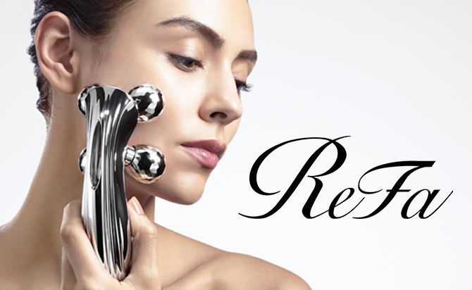 シリーズ累計出荷数1000万本突破！※
ReFaの上位モデル“RAYシリーズ”の美容ローラー
肌に密着する4つのローラーで
スッキリフェイス＆ボディが目指せます！